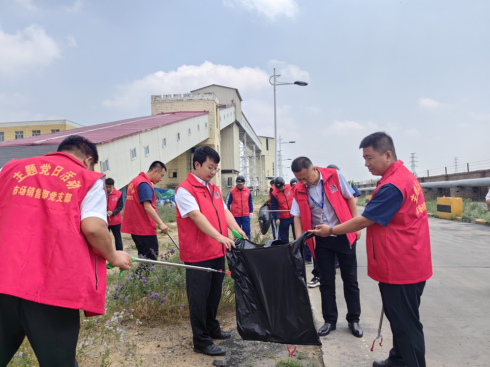 自愿者们对沿路绿化带、水渠内烟头纸屑等垃圾举行定点扫除（闫红艳 摄）.jpg